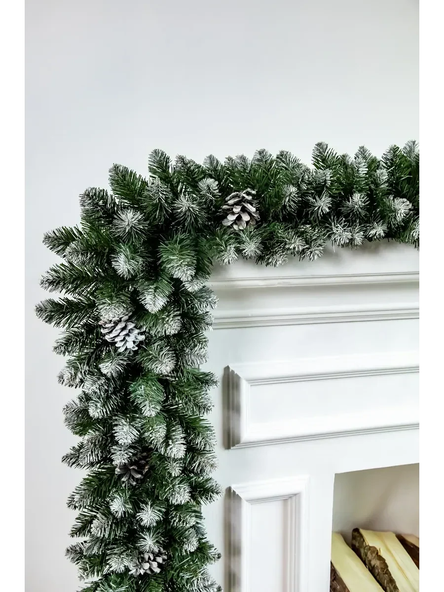 Guirlande décorée de pommes de pin et de neige