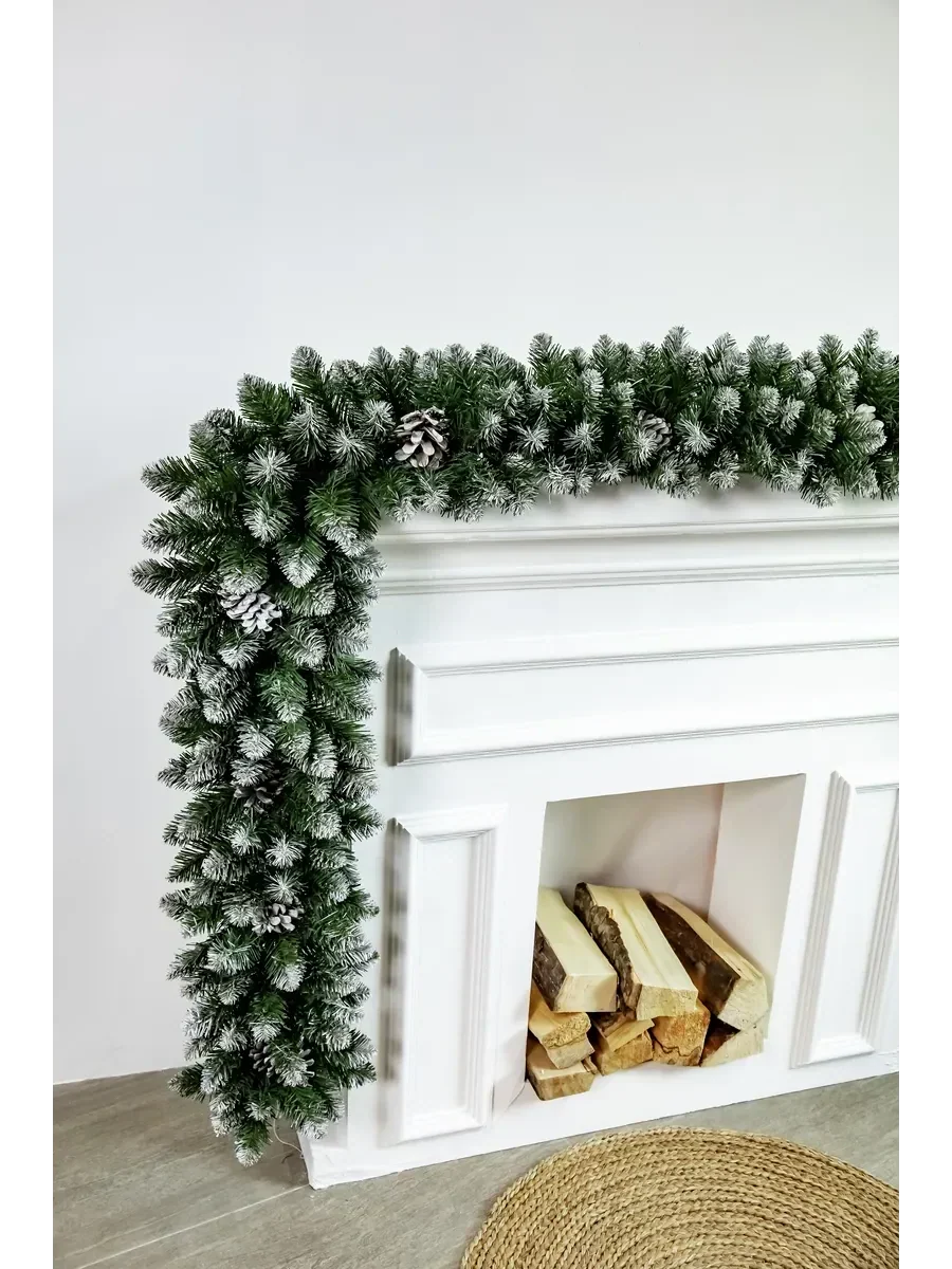 Guirlande décorée de pommes de pin et de neige