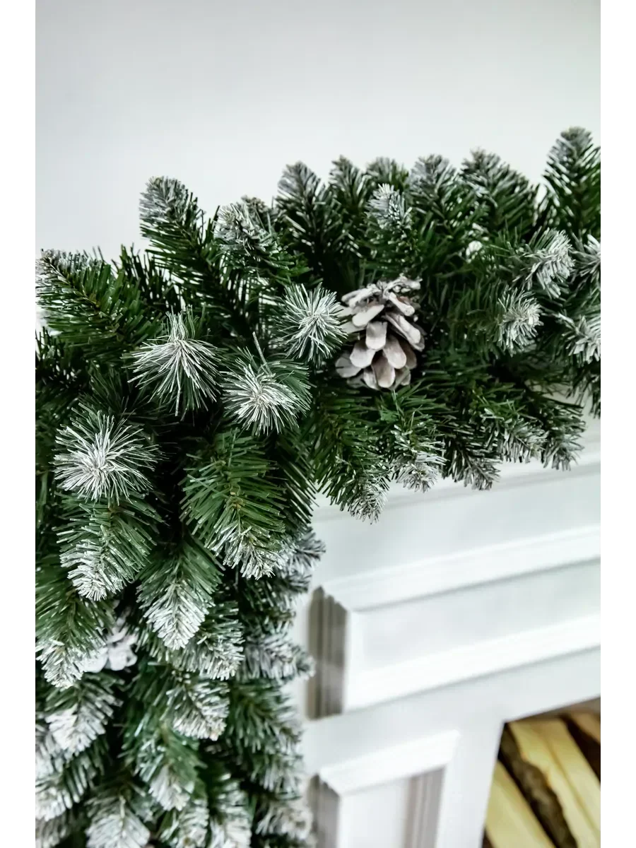Guirlande décorée de pommes de pin et de neige