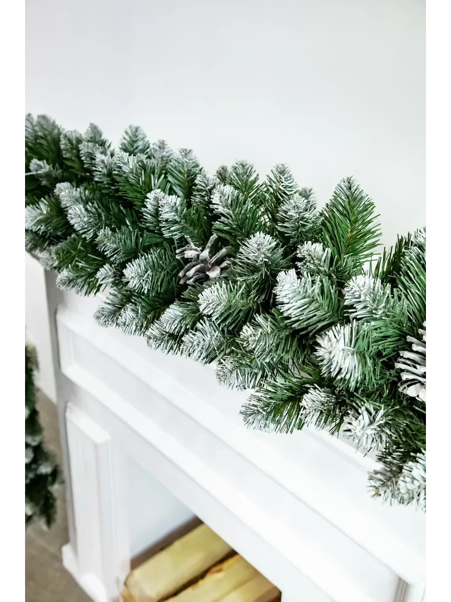 Guirlande décorée de pommes de pin et de neige