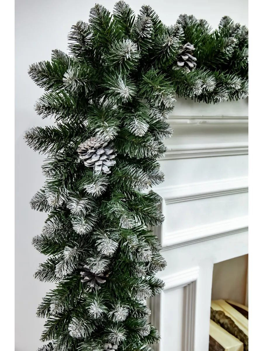 Guirlande décorée de pommes de pin et de neige
