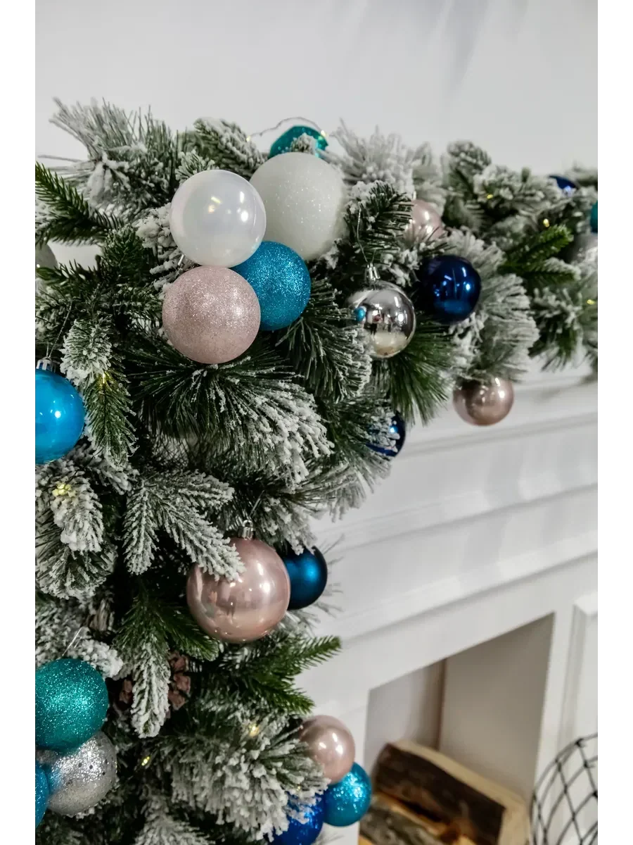 Guirlande décorée de pommes de pin
