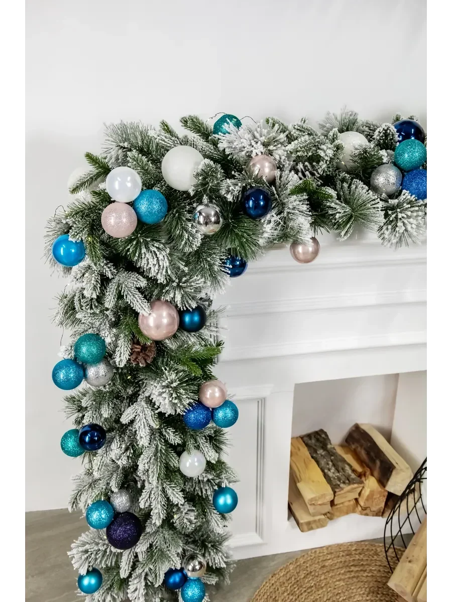 Guirlande décorée de pommes de pin